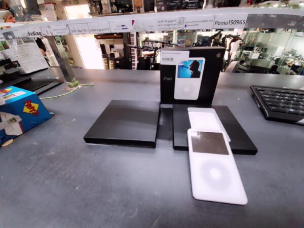 Apple Ipod G5 30gb Ma002fd/a | mit Originalverpackung | Gebrauchsspuren | Zustand: Gut – Bild 2
