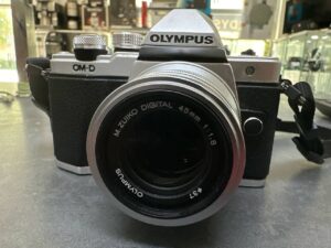 Olympus Om-d E-m10 Mark Ii +Objektiv | Olympus M.Zuiko Digital ED 45mm f | 1.8 | kein Teil mit einer Feder zum Öffnen des Akkufachs | trodzdem kann man benutzen | mit 2 Akkus+ Ladegerät  | Zustand: Sehr Gut