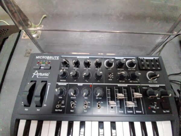 Arturia  Micro Brute | Analog Synthesizer+Decksaver | mit Adapter | Zustand: Sehr Gut – Bild 3