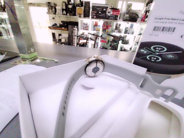 Google Pixel Watch 2 (wi-fi) mit Sportarmband Hazel | mit Originalverpackung | Gebrauchsspuren vorhanden | mit mit Ladegerät | Zustand: Sehr Gut – Bild 3