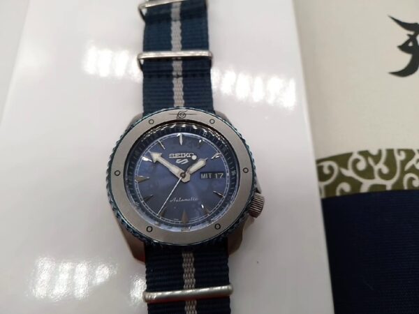 Seiko 5 Sports Automatic  | mit Originalverpackung | Naruto & Boruto Sasuke Uchiha Limited Edition SRPF69K1: | Zustand: Sehr Gut – Bild 2