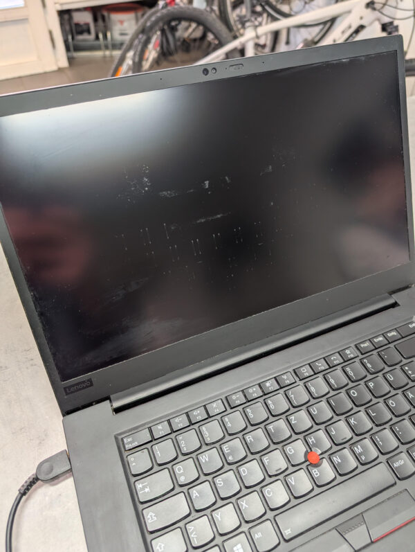 Thinkpad P1 Gen3 I7-10875h | 64Gb | 2Tb Quadro -T1000M
Siehe Bitte Die Fotos  |Display ist zerkratzt! | Zustand: Gut – Bild 4