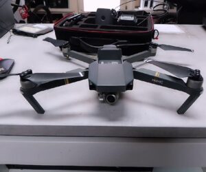 Dji Mavic M1p Kamera-Drohne | 1x Ladegerät  | 2x AKKU  | Tasche  | Kamera schützt Glas ist nicht dabei ! | Zustand: In Ordnung