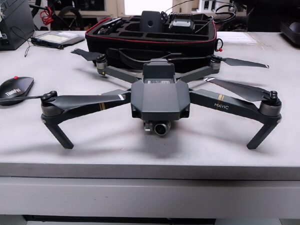 Dji Mavic M1p Kamera-Drohne | 1x Ladegerät  | 2x AKKU  | Tasche  | Kamera schützt Glas ist nicht dabei ! | Zustand: In Ordnung