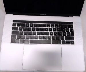 MacBook Pro 13,3 | Core i7 |  16GB RAM | 512 GBB SSD |  15 |4-zoll |  Zyklen 176 |  2017.  mit Ladegerät |  mit Originalverpackung.  ist in auslage Verpackung Orginal Rechnung | Zustand: Sehr Gut