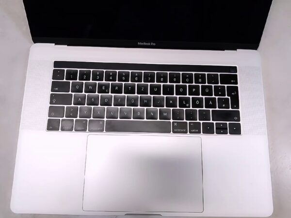 MacBook Pro 13,3 | Core i7 |  16GB RAM | 512 GBB SSD |  15 |4-zoll |  Zyklen 176 |  2017.  mit Ladegerät |  mit Originalverpackung.  ist in auslage Verpackung Orginal Rechnung | Zustand: Sehr Gut