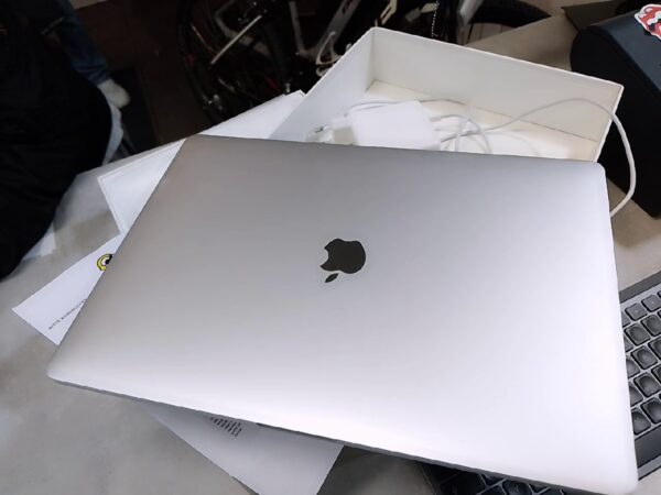 MacBook Pro 13,3 | Core i7 |  16GB RAM | 512 GBB SSD |  15 |4-zoll |  Zyklen 176 |  2017.  mit Ladegerät |  mit Originalverpackung.  ist in auslage Verpackung Orginal Rechnung | Zustand: Sehr Gut – Bild 4