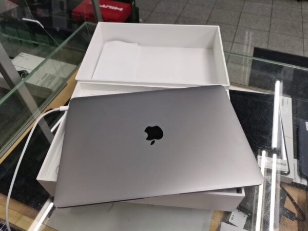 Apple MacBook Air, Space Gray, M1 - 8 Core CPU / 7 Core | 8 00 GB Ram 256 GB SSD 9 Ladezyklen  mit Originalverpackung Mit Rechnung Garantie
Gültig bis: 12 Februar 2025 | Zustand: Wie Neu – Bild 4