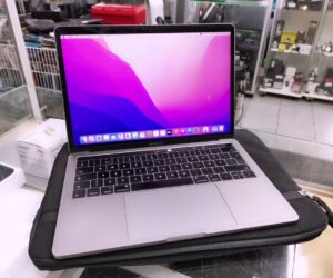 Macbook Pro 13,2 Thunderbolt 3 Ports 2016 i5  | 8.00 GB Ram 256 GB SSD  Mit Ladegerät mit Touch Bar  | Zustand: Sehr Gut