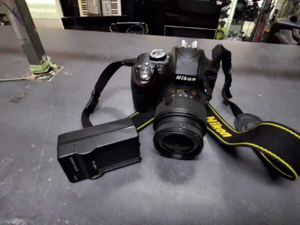Nikon D3300 | mit Objektiv Nikkor AF-S VR DX 18-55mm 3.5-5.6G II | mit Ladegerät | Zustand: Gut – Bild 2