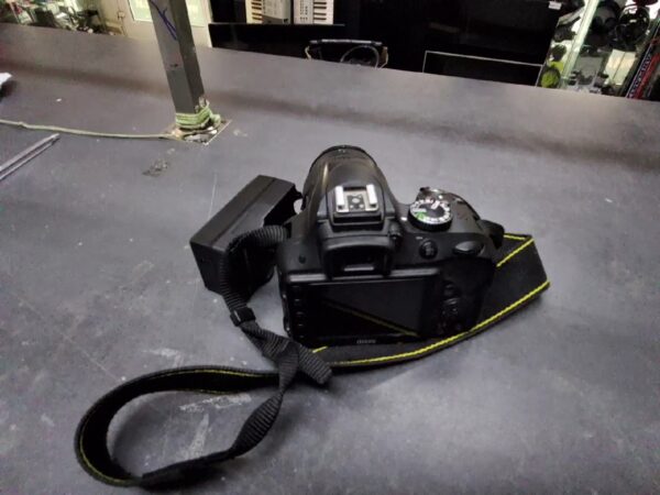 Nikon D3300 | mit Objektiv Nikkor AF-S VR DX 18-55mm 3.5-5.6G II | mit Ladegerät | Zustand: Gut – Bild 3