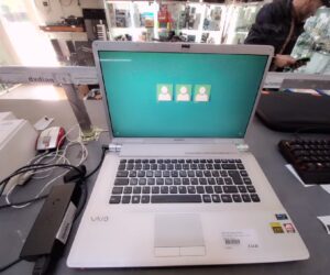Sony Vaio Pcg-3h1m | als Ersatzteile | Dispay verbrannt | ohne Garantie | mit mit Ladegerät | Zustand: Schlecht