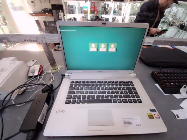Sony Vaio Pcg-3h1m | als Ersatzteile | Dispay verbrannt | ohne Garantie | mit mit Ladegerät | Zustand: Schlecht