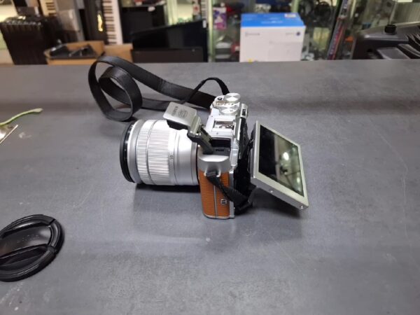 Fujifilm X-A2 braun | +Objektiv XC 16-50mm OIS II | mit 1 Akku+ Ladegerät | Blitz funktioniert nicht | Zustand: Gut – Bild 3