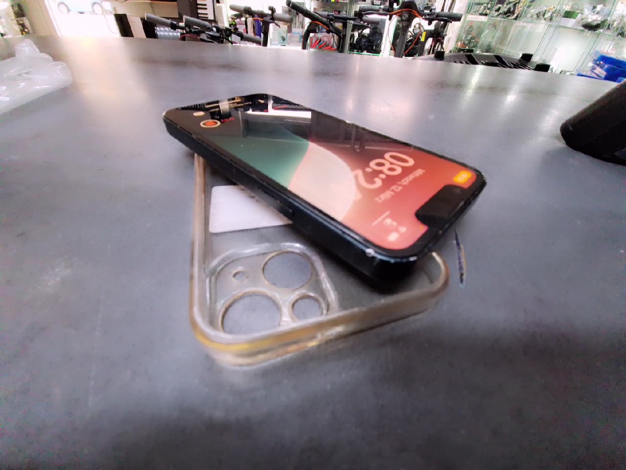 iPhone 13 Mini 128GB | auf dem Handy sind Abnutzungspuren zu sehen( Sieh Foto) | SimLock: Frei | Zustand: Gut | Farbe: Mitternacht | Akku: 85% – Bild 3