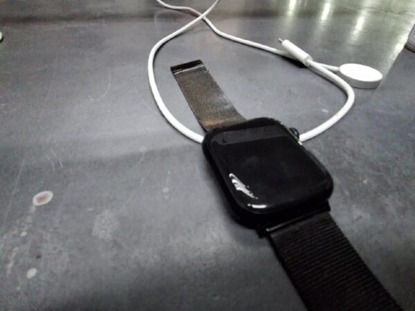 Apple Watch Series 9 (gps + Cellular) 45mm | Batterie 100% | GarantieGültig bis: 18 September 2025 | Hinten Sprung | Display hat eine Kratzer |Armbant Stall |  mit Ladegerät | Zustand: Gut – Bild 3