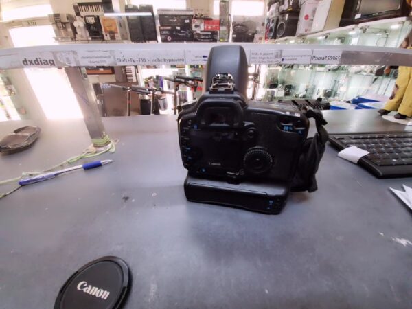 Canon Eos 30D+EF-S 18-55mm 1:3,5-5.6 II | mit Battery Grip BG-E2 +2 Akku und mit Ladegerät | Zustand: Gut – Bild 3