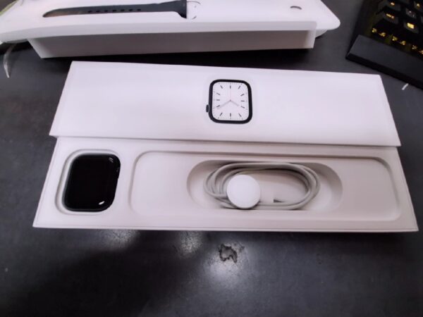 Apple Watch Series 7 GPS Aluminium 45 mm | Batterie 86% mit Originalverpackung | Spuren auf Runde | Zustand: Gut – Bild 3