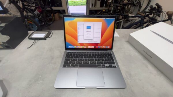 Macbook Air (m1, 2020) | M1 | 8GB RAM  | 256GB SSD  | De
mit Originalverpackung |   Zyklen 27 | SimLock: Frei | Zustand: Sehr Gut | Farbe: schwarz
