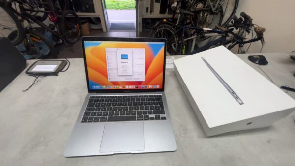 Macbook Air (m1, 2020) | M1 | 8GB RAM  | 256GB SSD  | De
mit Originalverpackung |   Zyklen 27 | SimLock: Frei | Zustand: Sehr Gut | Farbe: schwarz – Bild 2
