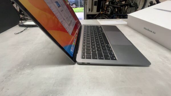 Macbook Air (m1, 2020) | M1 | 8GB RAM  | 256GB SSD  | De
mit Originalverpackung |   Zyklen 27 | SimLock: Frei | Zustand: Sehr Gut | Farbe: schwarz – Bild 3