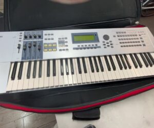 Yamaha Motif ES6 Synthesizer 61 Keyboard | inkl. Tasche | Adapter | Riss am Display