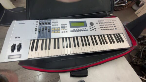 Yamaha Motif ES6 Synthesizer 61 Keyboard | inkl. Tasche | Adapter | Riss am Display