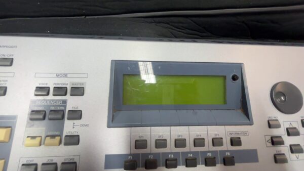 Yamaha Motif ES6 Synthesizer 61 Keyboard | inkl. Tasche | Adapter | Riss am Display – Bild 2