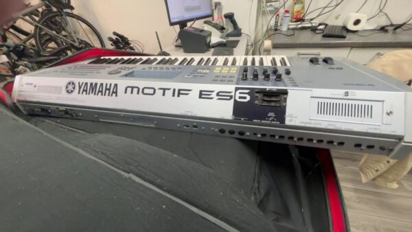 Yamaha Motif ES6 Synthesizer 61 Keyboard | inkl. Tasche | Adapter | Riss am Display – Bild 3
