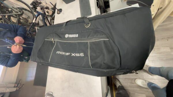 Yamaha Motif ES6 Synthesizer 61 Keyboard | inkl. Tasche | Adapter | Riss am Display – Bild 5