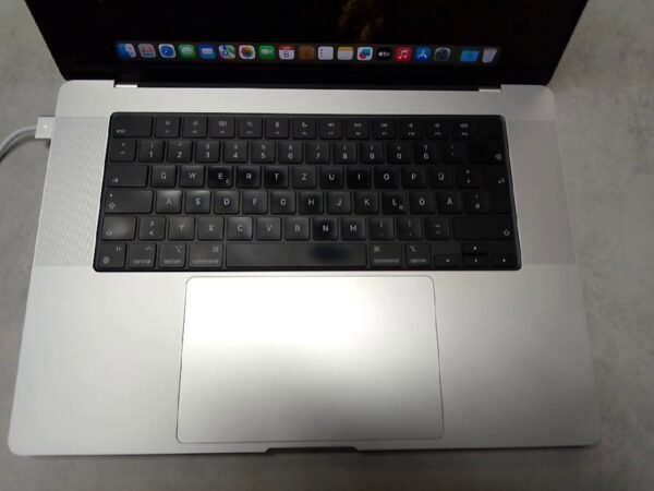 Apple Macbook Pro 16 Zoll M1 Max | MacBook Pro m1 max 16 zoll | 2021
Speicher 32GB 
1TB Festplatte 
Zyklenazahl:150
mit Originalverpackung. mit Ladegerät | Zustand: Wie Neu – Bild 2