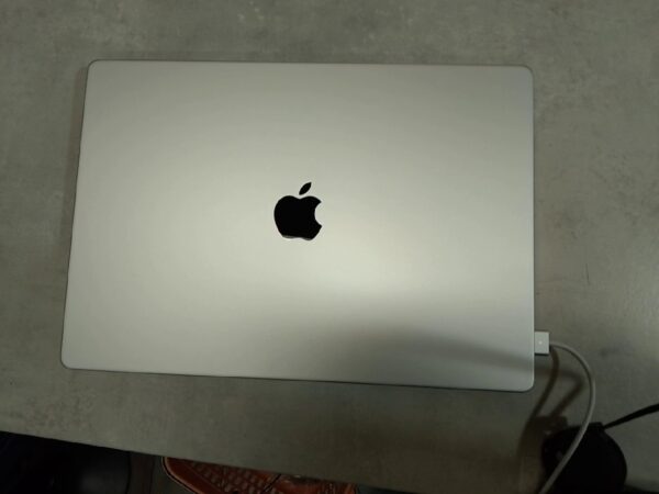 Apple Macbook Pro 16 Zoll M1 Max | MacBook Pro m1 max 16 zoll | 2021
Speicher 32GB 
1TB Festplatte 
Zyklenazahl:150
mit Originalverpackung. mit Ladegerät | Zustand: Wie Neu – Bild 3