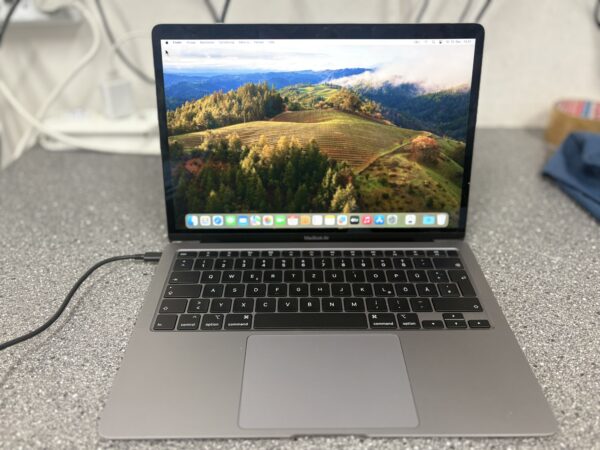 Macbook Air 2019 13,3Zoll(2560 x 1600) |  Anzahl der Zyklen 57  I5 8GB RAM 512 GB SSD ohne kabel  | Zustand: Sehr Gut – Bild 2