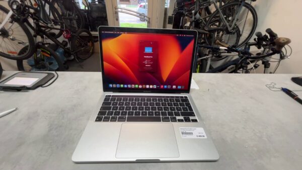 Macbook Pro M1 2020 13-inch  | M1  | 8GB RAM | 256GB SSD
Zyklen :58. | Zustand: Sehr Gut – Bild 2