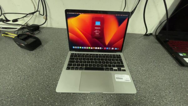 Macbook Pro M1 2020 13-inch  | M1  | 8GB RAM | 256GB SSD
Zyklen :58. | Zustand: Sehr Gut – Bild 3