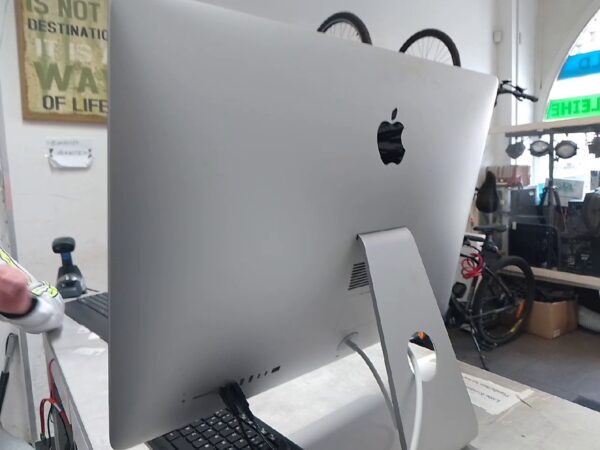 iMac 2017 | iMac Retina 5K | 27-inch | 2017
Prozessor 3 |4GH Quad-Core i5
Grafik Radeon pro 570 4GB 
Speicher 32GB DDR4 
1TB Festplatte. | Zustand: Sehr Gut – Bild 2