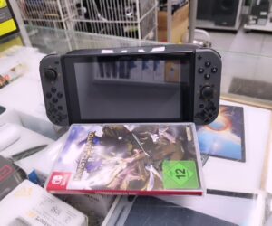 Nintendo Switch - Monster Hunter Rise Bundle schwarz/grau | Schwarze Tasche  | Mit  Ladegerät 
1 Spiel  |  Ohne Docking Station  | Zustand: Sehr Gut | Farbe: schwarz