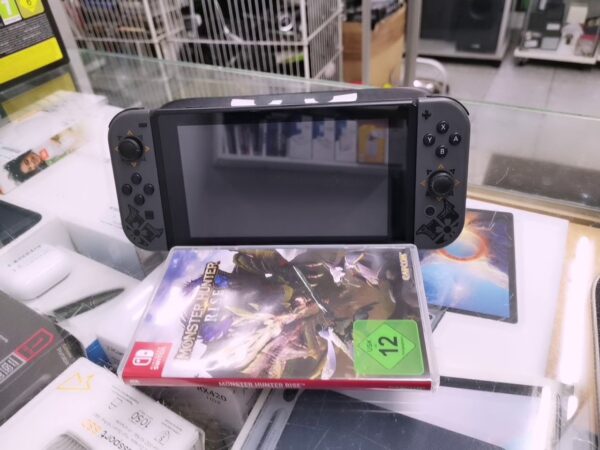 Nintendo Switch - Monster Hunter Rise Bundle schwarz/grau | Schwarze Tasche  | Mit  Ladegerät 
1 Spiel  |  Ohne Docking Station  | Zustand: Sehr Gut | Farbe: schwarz