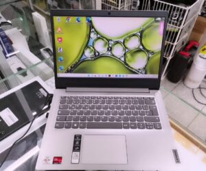 Lenovo AMD Athlon Silver 3050U  | 8.GB RAM 256 GB SSD Windows 11 mit Ladegerät  | Zustand: Sehr Gut