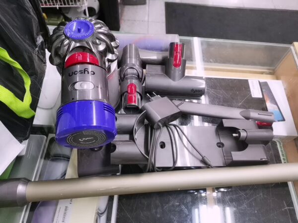 Dyson V8 Staubsauger | mit lade Mit Zubehör  | Zustand: Gut – Bild 2