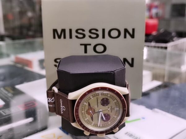 Omega X Swatch L Mission To Saturn - | mit Originalverpackung | Zustand: Wie Neu – Bild 2