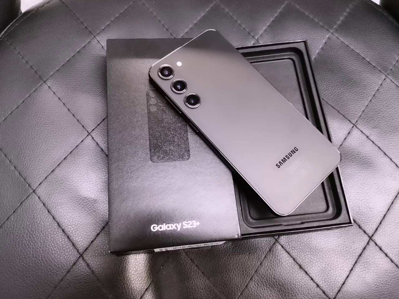 Samsung Galaxy S23+ 256GB | mit Originalverpackung | SimLock: Frei | Zustand: Wie Neu | Farbe: schwarz – Bild 4