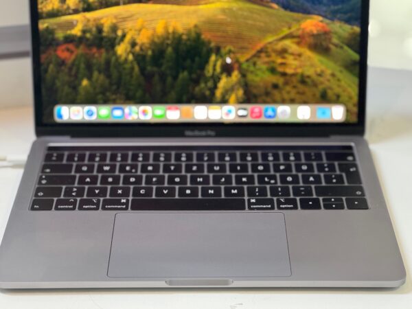 Macbook Pro 13-inch 2019  | Core i5  |  8GB Ram  |  128GB SSD  |  macOS Sonoma  |  Touch Bar  | mit Ladegerät  |  Verpackung  |  231 Ladezyklen  | Zustand: Sehr Gut – Bild 3