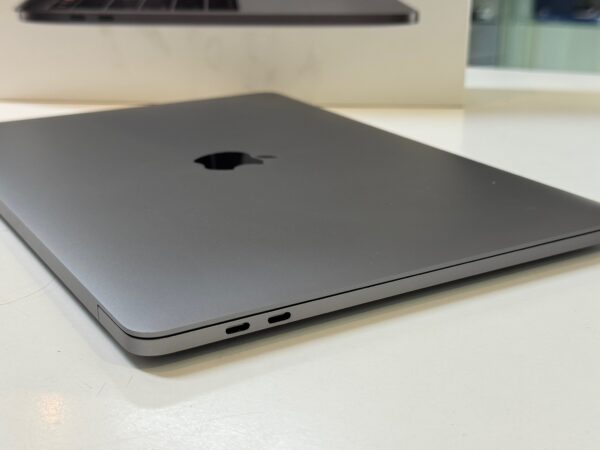 Macbook Pro 13-inch 2019  | Core i5  |  8GB Ram  |  128GB SSD  |  macOS Sonoma  |  Touch Bar  | mit Ladegerät  |  Verpackung  |  231 Ladezyklen  | Zustand: Sehr Gut – Bild 4