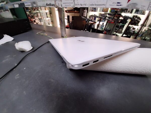 Asus Zenbook UX305F, Core M-5y10c, DE | 13 |3 Zoll | 8GB | 1TB SSD | Win 10 | mit mit Ladegerät
 | Zustand: Gut – Bild 5