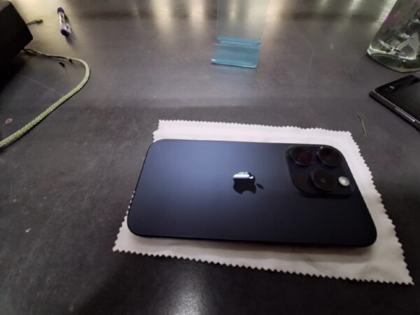 iPhone 15 Pro 256GB | Kaufdatum: März 2024. Es wird seit Ende März 2024 von uns als Pfand gehalten und wurde nicht verwendet | SimLock: A1 | Zustand: Sehr Gut | Farbe: Titan Blau | Akku: 100% – Bild 2