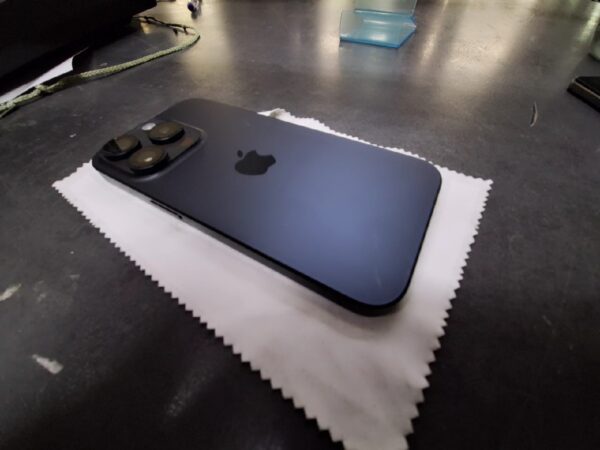 iPhone 15 Pro 256GB | Kaufdatum: März 2024. Es wird seit Ende März 2024 von uns als Pfand gehalten und wurde nicht verwendet | SimLock: A1 | Zustand: Sehr Gut | Farbe: Titan Blau | Akku: 100% – Bild 3