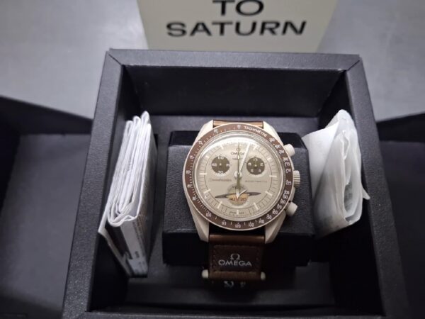 Omega Swatch Bioceramic Moonswatch Mission to Saturn | mit Originalverpackung | mit Original Rechnung. | Zustand: Wie Neu – Bild 2
