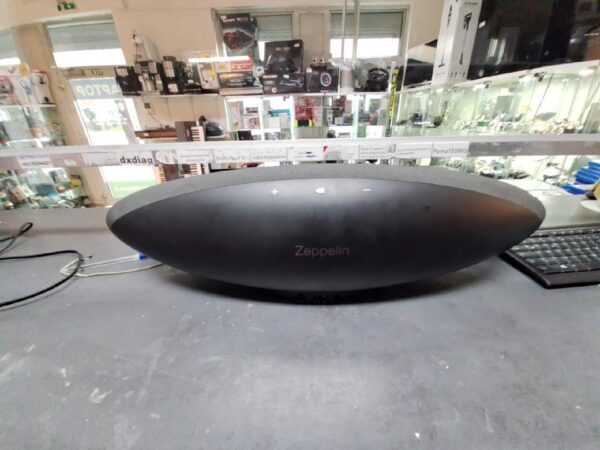 Bowers & Wilkins Zeppelin Wireless | gebrauchsspuren | Die Verkleidung ist bisschen gerissen (Sieh Fotos 4 | 5) | Zustand: Gut – Bild 3