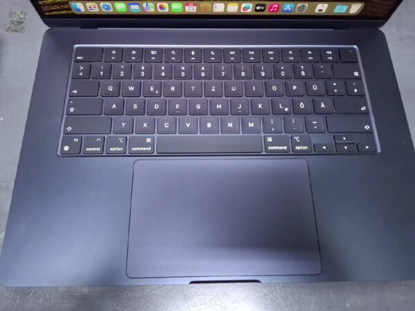Apple MacBook Air 15,3 Zoll M2 2023, DE | 8Gb | 512 SSD | Lyklen 21 | mit Ladegerät | Zustand: Sehr Gut – Bild 3